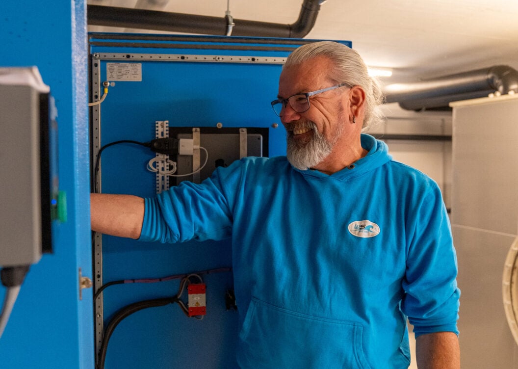 Erich Woodtli am Steuerschrank der Poolanlage im Technikraum