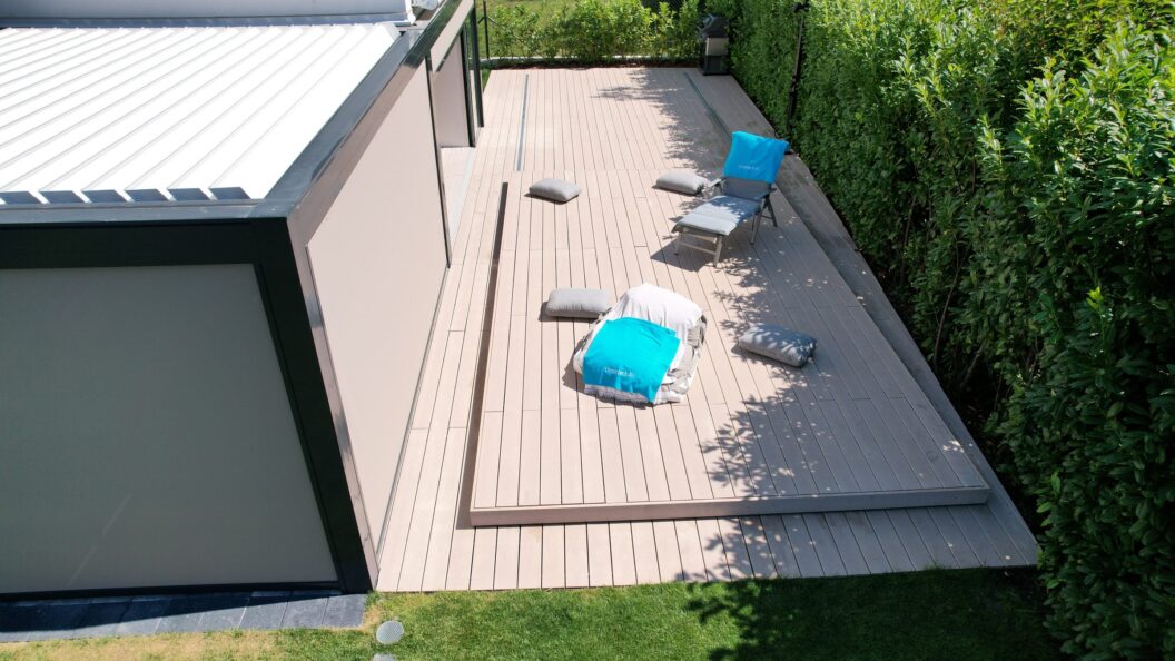 Geschlossenes Schiebedeck als begehbare Terrasse mit Liegen