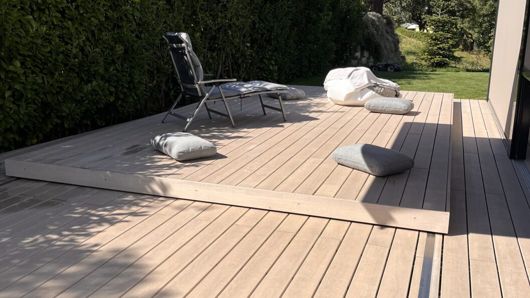 Schiebedeck aus Holz bündig in die Terrasse integriert