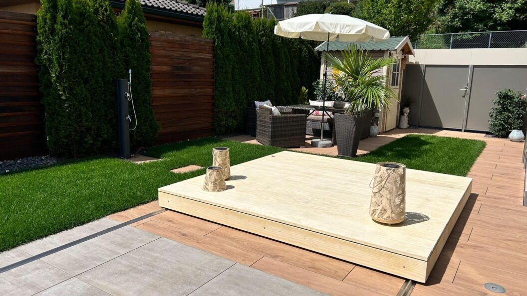 Geschlossenes Schiebedeck auf einer Gartenterrasse