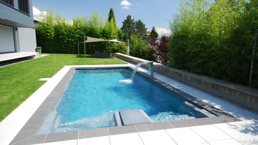 Aussenpool mit Wasserschwall am Beckenrand