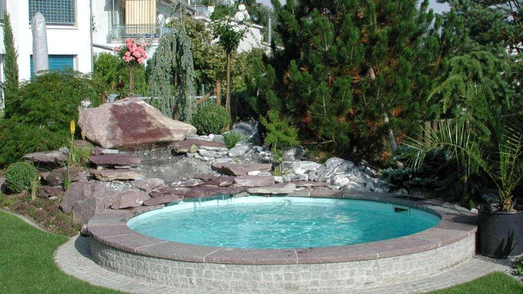 Runder Minipool mit Steingarten und Bachlauf in Grüt