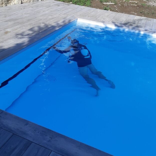 Erich Woodtli bei einem Unterwassereinsatz im Pool