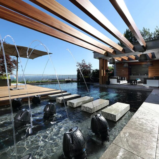 Pool mit Wasserspiel und Pergola auf einer Dachterrasse