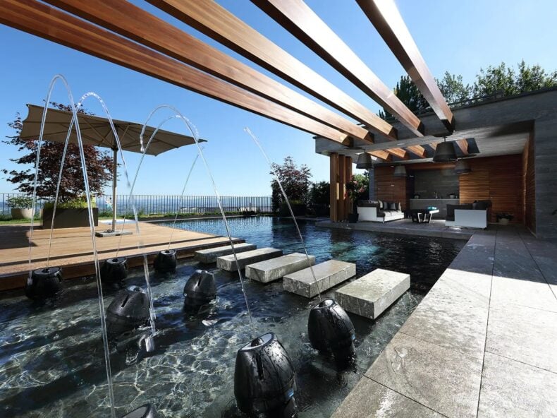 Pool mit Wasserspiel und Pergola auf einer Dachterrasse