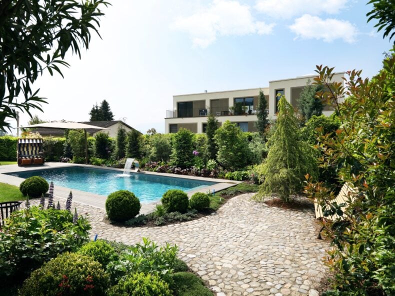PP Fertigschwimmbecken Mit Wasserschwall Scaled