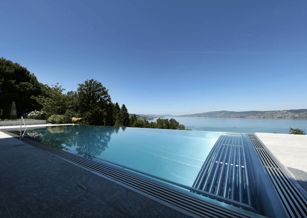 Infinity-Pool mit Blick über den Zürichsee
